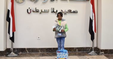 طفلة تقدم بوكس تبرعات جمعتها من صديقاتها وجيرانها لدعم مرضى السرطان بالأقصر