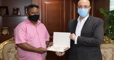 محافظ بني سويف يكرم "سائق" أعاد حقيبة بها مليون جنيه لأحد العائدين من العزل