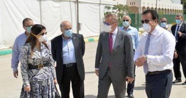 وزير التعليم العالى ورئيس جامعة عين شمس يتفقدان المستشفى الميدانى بالجامعة