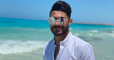 نجوم الأهلي يتحدون توقف كورونا على شاطئ البحر.. صور