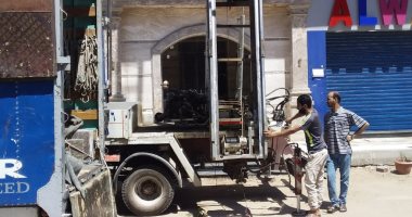 صور .. حى الدقى يصادر "ونش عفش" بدون تصريح فى شارع محى الدين أبو العز
