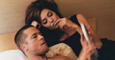 براد بيت يهنئ أنجيلنا جولى فى عيد ميلادها الـ45 بصورة قديمة تجمعهما فى المنزل