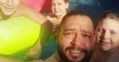 أحمد رزق يستمتع بالصيف مع أولاده بالمنزل