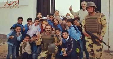 حكاية صورة الشهيد المنسى مع تلاميذ مدارس العريش.. مدرس يكشف: الصورة من 3 سنوات وفوجئنا به ينزل من سيارته ليطمئن على أحوال الطلاب وسألهم: "ناقصكم حاجة؟.. حد مقصر معاكم؟".. ونصحهم بالاهتمام بالتعليم.. صور