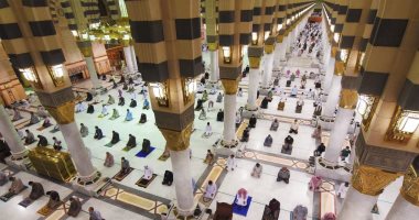 صور.. المسلمون يؤدون صلاة الجمعة فى المسجد الحرام وسط التزام بالتباعد الاجتماعى