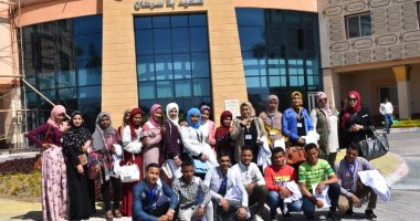 طلبة أكاديمية التمريض يرفعون شعار دعم مرضى السرطان بمستشفى أورام الأقصر