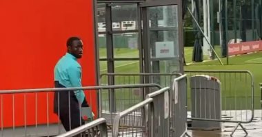 محمد صلاح يستعرض الأجواء الممطرة فى ليفربول: "لا أحد يشعر بالبرد"