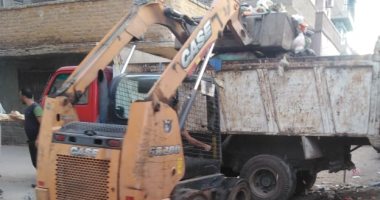 صور.. تطهير الشوارع ورفع تراكمات القمامة بنطاق حى ثانى الزقازيق