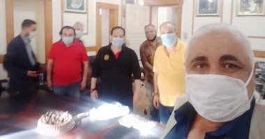 بالكمامات.. "القومى للمسرح" يحتفل بعيد ميلاد رئيس البيت الفني للفنون الشعبية