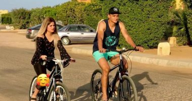 شاهد.. عمر السعيد يشارك النصف الحلو فى نزهة على "البسكلتة"