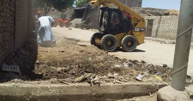 رئيس مدينة الزينية: رفع 18 طن مخلفات صلبة وقمامة بالقرى فى حملات نظافة
