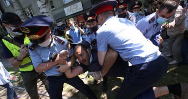 مسلح يحتجز رهائن فى أحد فروع بنك قزوين بأستانا