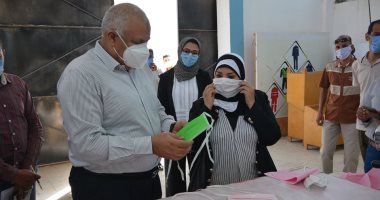 محافظ الوادى الجديد يتفقد خط إنتاج 3 آلاف كمامة يوميا.. صور