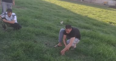بدا مشواره منه.. حسام باولو يشارك في تنجيل ملعب مركز شباب صنافير بقليوب.. صور