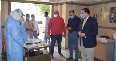 نائب محافظ الأقصر يتفقد مستشفى القرنة ويحيل طاقم النظافة والتعقيم للتحقيق.. صور