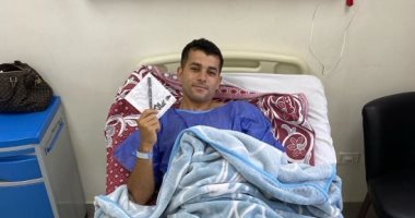 بعد إجراءه عملية فى ساقه .. رامز أمير يطمأن جمهوره علي حالته الصحية 