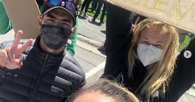 الحمل لم يمنعها..صوفى تورنر بمسيرة احتجاجية مع جو جوناس بكاليفورنيا 