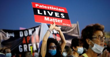 علم فلسطين يرفرف فى قلب دولة الاحتلال.. مظاهرة بتل أبيب ضد مشروع ضمّ أجزاء من الضفة