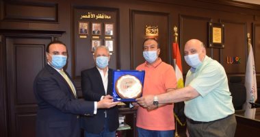 محافظ الأقصر يكرم السكرتير السابق ويسلم شيكات لعرائس أيتام.. صور