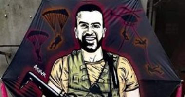 قارئ يشارك بطائرة ورقية تحمل رسمه للشهيد البطل "المنسى"