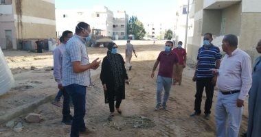 صور.. رئيس مدينة سفاجا تتابع عملية رصف الطرق بمنطقة منخفض التكاليف
