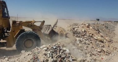 مجلس مدينة الغردقة يشن عدة حملات لرفع مخلفات القمامة من الطريق الدائرى.. صور