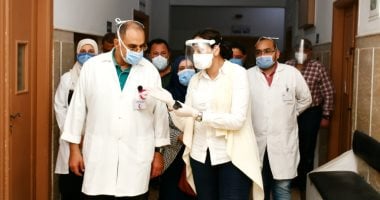 صور.. نائب محافظ البحيرة تشيد بجهود الفريق الطبى بمستشفى رشيد فى علاج حالات كورونا