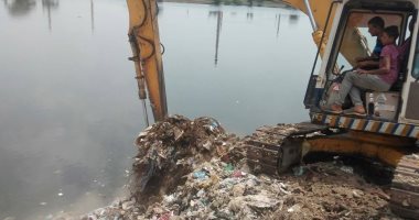 صور.. رفع القمامة وتطهير فرع رشيد أمام قرية بنوفر بكفر الزيات