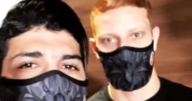 صورة تعكس علاقة الود بين فرجانى ساسى ولاعب الإسماعيلى فى تونس