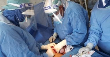 فريق طبى بمستشفى بنها التعليمى يجرى عملية جراحية لمريض مصاب بكورونا ..صور