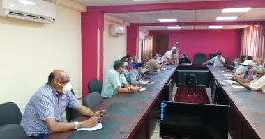 رئيس مدينة سفاجا تناقش دراسة اختيار مواقع لإنشاء ساحات انتظار للسيارات بالمدينة