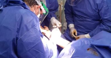أطباء مستشفى الأقصر العام ينجحون فى إصلاح كسر فى ذراع طفل مصاب بالكورونا