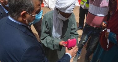 سكرتير عام المنيا يسلم 30 منزلا للأسر الأولى بالرعاية بعد إعادة إعمارها 