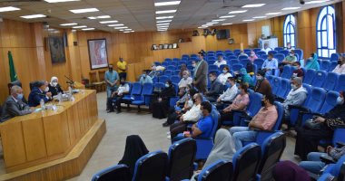محافظ المنيا يسٌلم 361 مشروعا مقدمة من صندوق التنمية المحلية.. صور