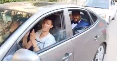 شاهد.. عروسان يحتفلان بزفافهما بالسيارات لمواجهة كورونا 