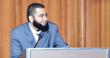 صور.. شاعر العزل الصحى أيمن حسن يطلق قصيدة "مصر دايما جنبنا"