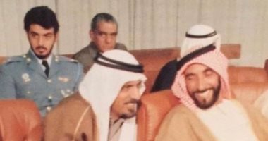 فى صورة نادرة.. ولى عهد أبو ظبى فى مطلع حياته مع والده الراحل الشيخ زايد