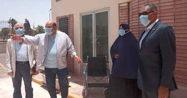 صور.. محافظ جنوب سيناء يهدى "كرسى متحرك" لسيدة مسنة بالطور