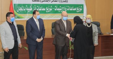 محافظ بنى سويف يسلم مساعدات زواج للفتيات الأيتام وسماعات أذن للأولى بالرعاية