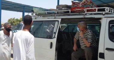 رئيس مدينة مرسى علم يتفقد ألتزام السائقين بإرتداء الكمامات.. صور 