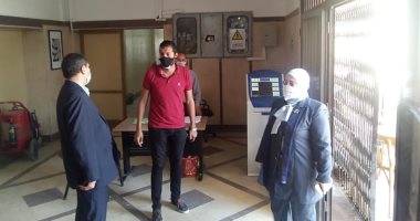 صور.. وكيل "تعليم كفر الشيخ" تتفقد خدمة الشباك الواحد وتكرم 3 موظفين