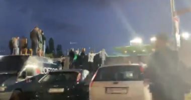 رغم الحظر .. تسلق الجدران وسقالات الخشب لمتابعة مباراة كرة القدم فى التشيك..فيديو