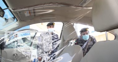 تعليم القيادة فى زمن كورونا بالامارات.. الكمامة والفصل الجسدى.. صور