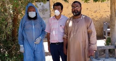 صور.. مسلمون يشاركون فى دفن قبطى بعد وفاته بمستشفى العزل بالأقصر