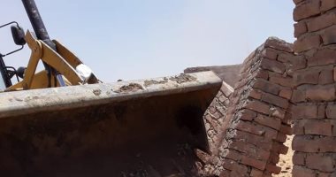 صور.. تنفيذ حملة إزالات للتعديات بقرى الحجز قبلى والكلح شرق بإدفو