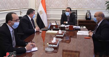 رئيس الوزراء يستعرض مع وزير الإعلام جهود التوعية لمواجهة "كورونا"  