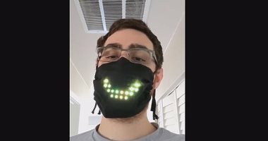 مبرمج كمبيوتر يطور قناع وجه ضد كورونا بأضواء تنشط عندما يتحدث الشخص