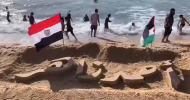 بصورة لعلم مصر وفلسطين..أحمد زاهر يشكر فنانين من فلسطين نحتوا اسمه على الرمال