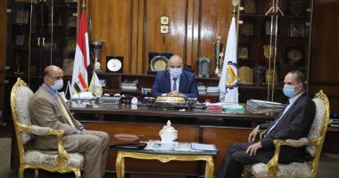 صور.. محافظ قنا يطالب بتكثيف حملات التفتيش والرقابة على الأسواق والمحلات