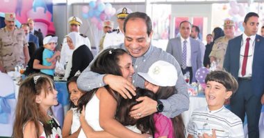 السيسى 6 سنوات عمل وكفاح.. «الرئيس الإنسان» عشرات المواقف أكدت انحيازه للطبقات الكادحة والأبطال والموهوبين وأصحاب الهمم.. زيارة ضحية التحرش وتقبيل رأس آباء وأمهات الشهداء.. وإفطار رمضانى مع الجنود فى الكمين